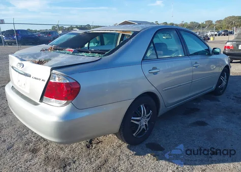 2005 Toyota Camry Xle z USA, uszkodzony, nr VIN 4T1BE32K15U075747